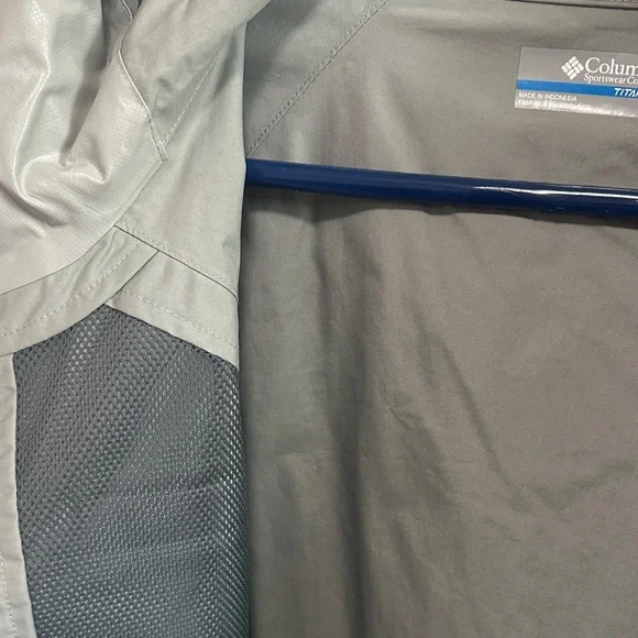 Columbia Men's Light Gray Raincoat - Picture 7 of 9